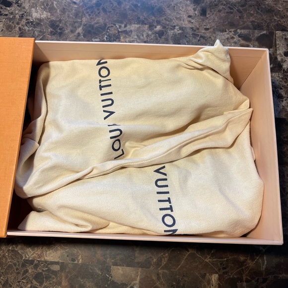 Authentic Louis Vuitton sneakers - Picture 13 of 14